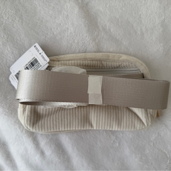 NWT Lululemon Everywhere Belt Bag Corduroy, Bone/Gold, 1L - Picture 11 of 13